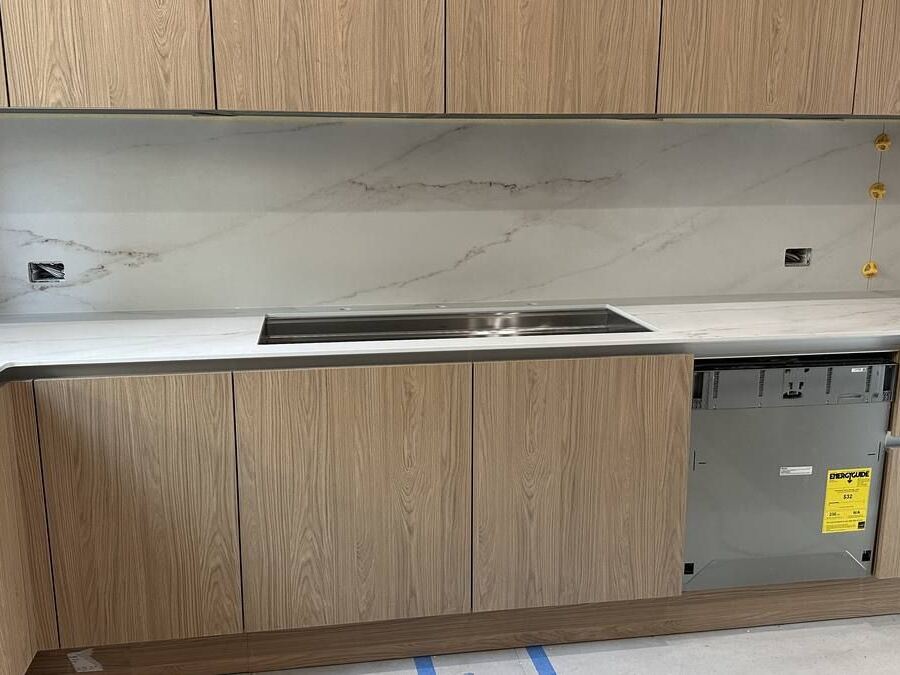 Inalco porcelain kitchen countertop and backsplash installation