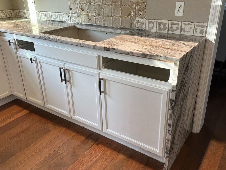 Mitered quartzite waterfall edge detail